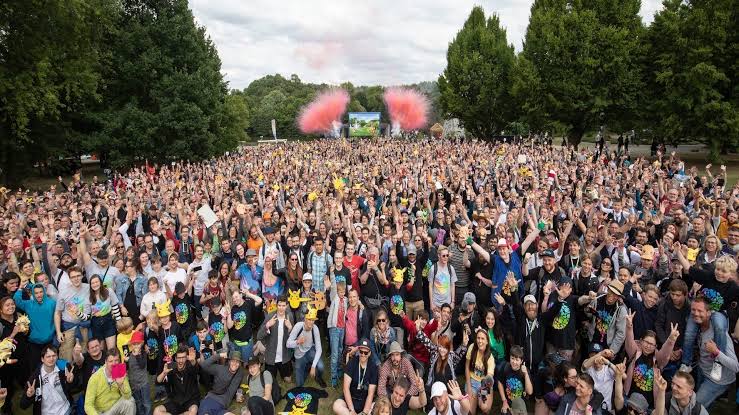 A crowd of people at a Pokémon Go community day